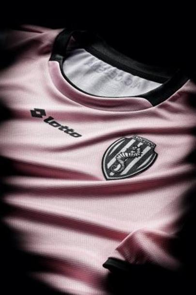 Terza maglia rosa in ricordo di Marco Pantani: cos il club romagnolo ha deciso di omaggiare il ciclista nato proprio a Cesena. La scelta del colore rosa  chiaramente un riferimento alla maglia indossata dal leader del Giro d&#39;Italia, competizione che aveva visto Pantani trionfare nel 1998